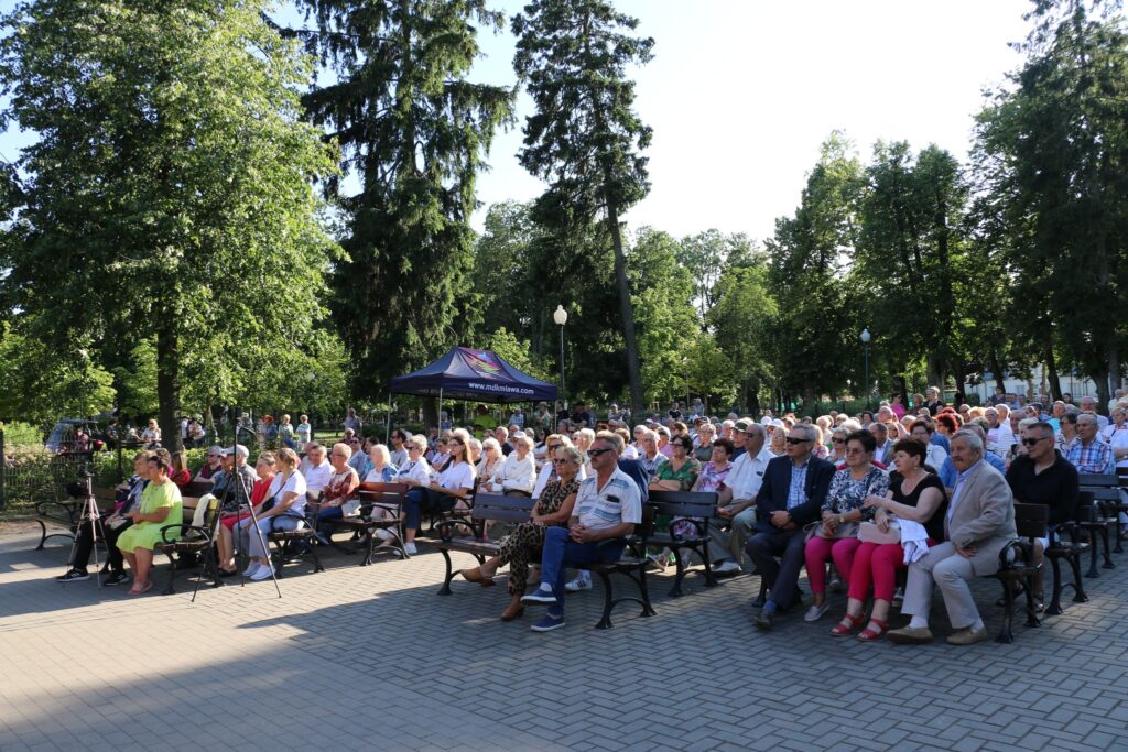 511144196_1330594462407693_6092189813366433606_n-1024x683 🎻✨ Cygański jazz rozbrzmiał w parku miejskim!