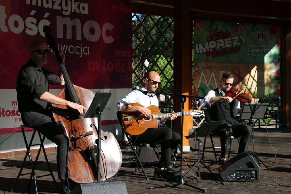 511312604_1330594332407706_5639394841577469474_n-1024x683 🎻✨ Cygański jazz rozbrzmiał w parku miejskim!