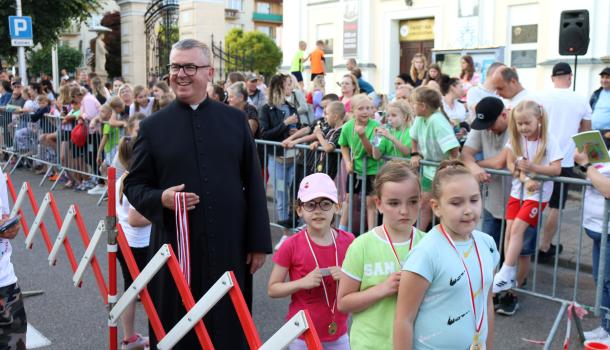 IMG_2295 👟 XII Bieg Uliczny im. Ojca Bernarda Kryszkiewicza – sport, pasja i rekord frekwencji! 🏅