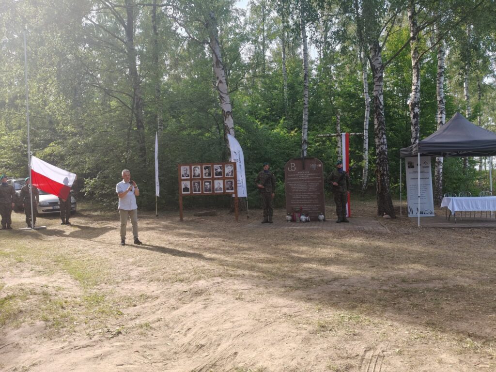514778588_1525350335473432_9133924426626667889_n-1024x768 🚶♂️ Rajd Pieszy Szlakiem Żołnierzy Puszczyka i uroczystości patriotyczne za nami! 🌲🕯️