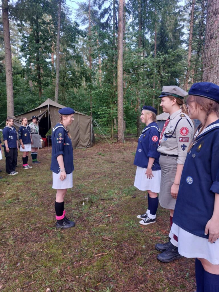 518368033_1110205617823696_6610004487789897037_n-768x1024 🤠Mławscy harcerze na Dzikim Zachodzie – rozpoczęli obóz w Kierwiku 🏕️