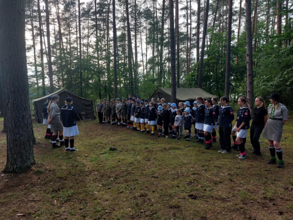 518373220_1110205671157024_3438870055536392286_n-1024x768 🤠Mławscy harcerze na Dzikim Zachodzie – rozpoczęli obóz w Kierwiku 🏕️