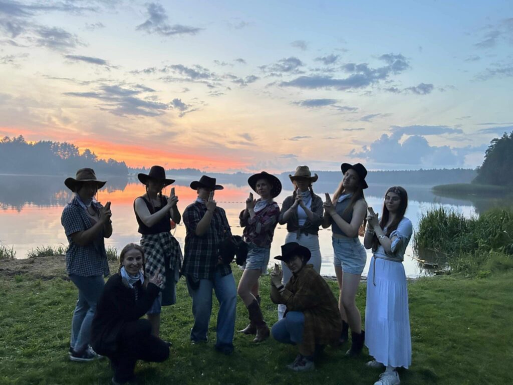 518374451_1110205244490400_311186073672679162_n-1024x768 🤠Mławscy harcerze na Dzikim Zachodzie – rozpoczęli obóz w Kierwiku 🏕️