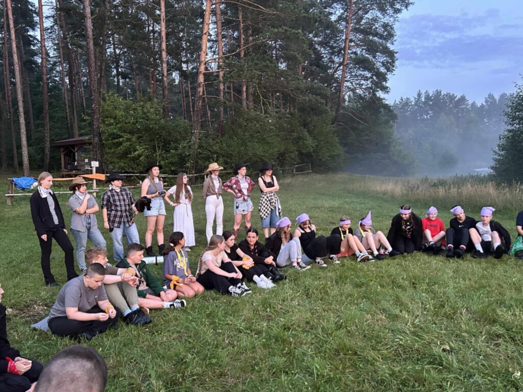 518380600_1110205381157053_4528888046984269879_n-1024x768 🤠Mławscy harcerze na Dzikim Zachodzie – rozpoczęli obóz w Kierwiku 🏕️