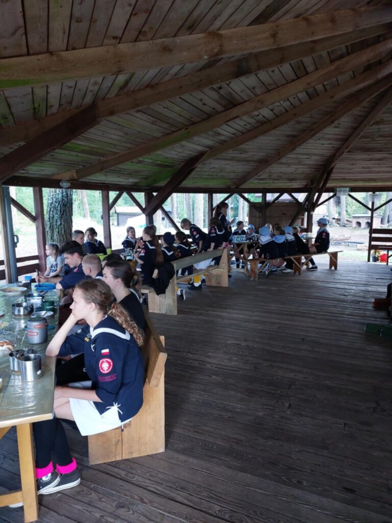 520323996_1110205387823719_6994123665396657136_n-768x1024 🤠Mławscy harcerze na Dzikim Zachodzie – rozpoczęli obóz w Kierwiku 🏕️