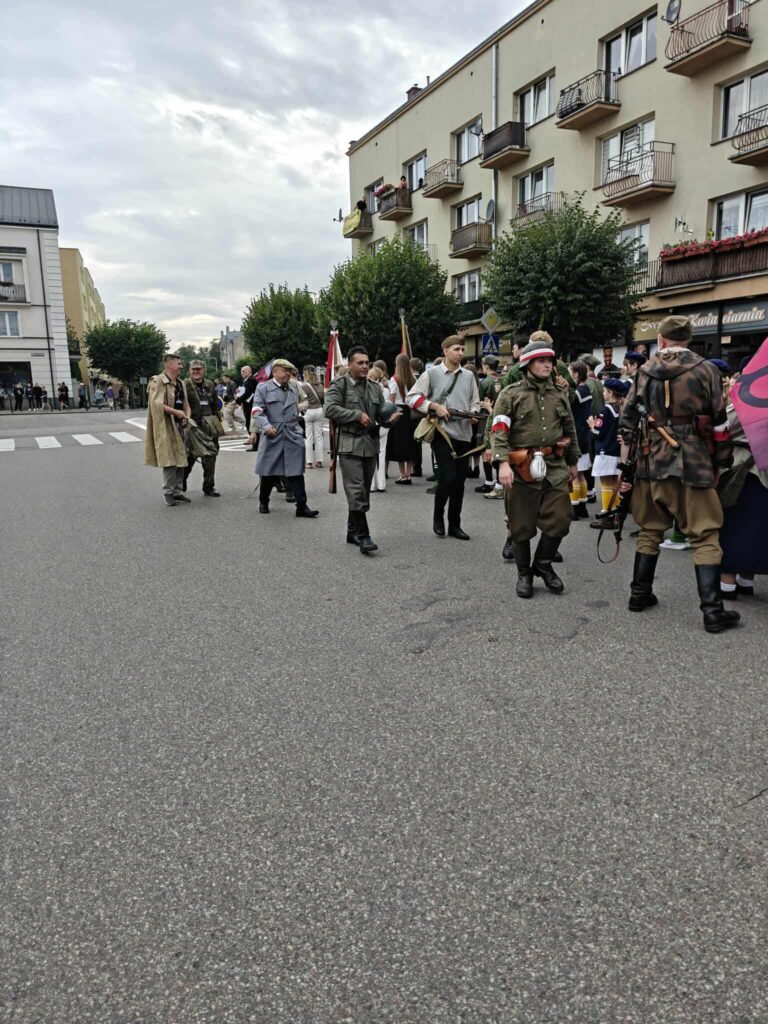 e7105c111ce302a23ba6b1568ab61824-768x1024 🇵🇱 Mława uczciła 81. rocznicę wybuchu Powstania Warszawskiego 🇵🇱