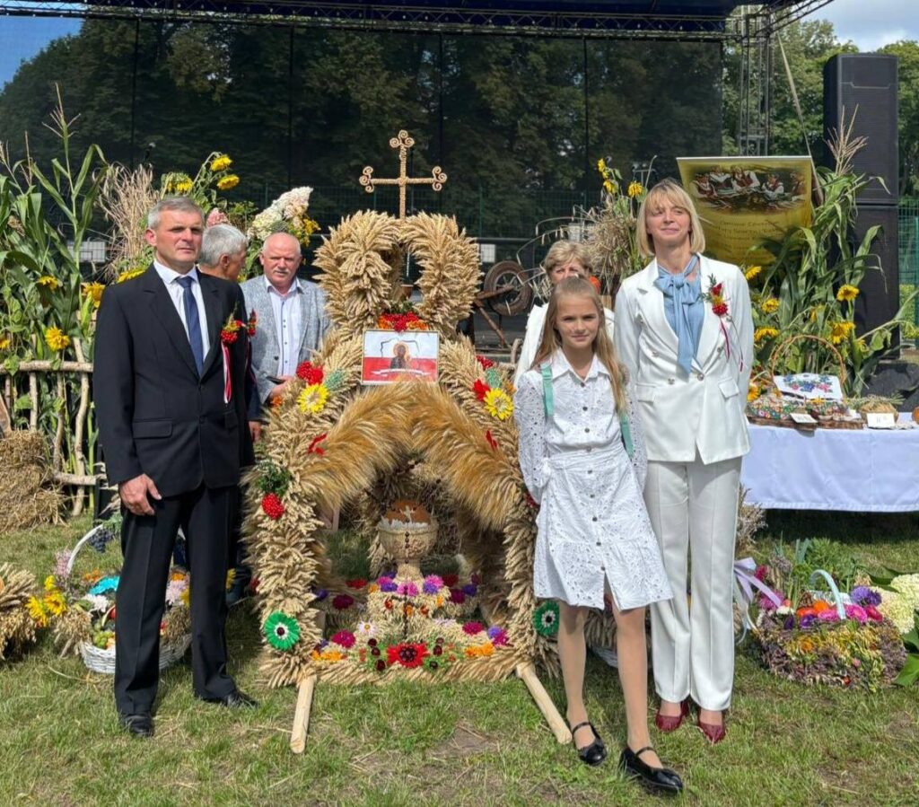 541431429_1320488596349722_5321680662558191973_n-1024x899 ✨🌾 DOŻYNKI GMINNO–PARAFIALNE 2025 W LIPOWCU KOŚCIELNYM 🌾✨